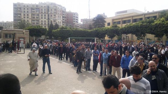 مصريون يدلون بأصواتهم على استفتاء الدستور. دويتشه فيله 