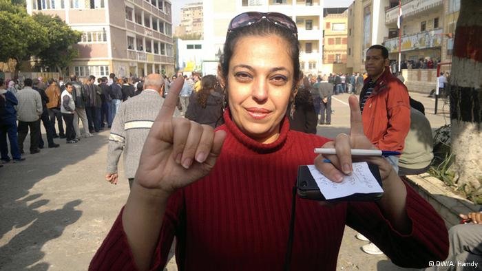 مصرية بعد إدلائها بصوتها على الدستور. دويتشه فيله 