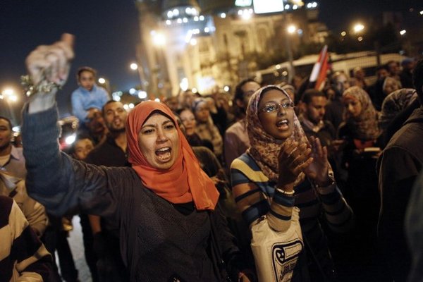 عاصفة في مصر بعد اعلان مرسي الدستوري 