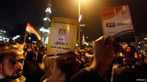 مرسي والشعب ومسودة الدستور الصورة رويترز 