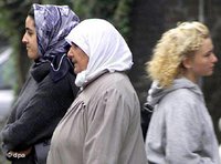 Two women with headscarf, one without (photo: dpa)