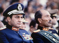 الرئيس الراحل أنور السادات و الرئيس حسني مبارك أثناء مشاهدة أحد العروض العسكرية.الصورة : أ.ب