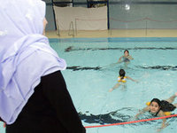 طلبة مسلمون في حوض السباحة، الصورة: دب.ا