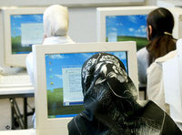 نساء مسلمات يعملن على الكومبيوتر، الصورة أ ب
