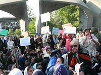 ناشطات نسويات يتظاهرن في طهران، الصورة دويتشه فيله
