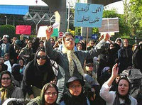 ناشطات إيرانيات في مظاهرة ضد قوانين مجحفة بحق المرأة