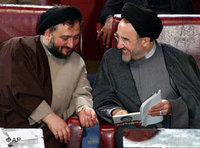محمد علي أبطحي إلى جانب الرئيس خاتمي،  الصورة: أ.ب 