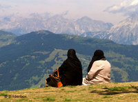 سيدتان على قمم أحد الجبال، الصورة: بيلدربوكس