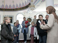 فعاليات اليوم المفتوح للمساجد، الصورة: أ.ب