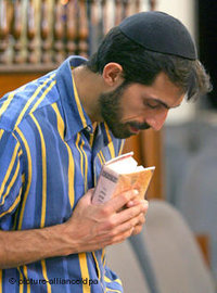 أحد اليهود الإيرانيين في كنيس في طهران، الصورة: د.ب.ا