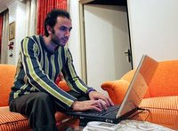 كاتب المدونات الإيراني، حنيف مزوري، الصورة: أ.ب