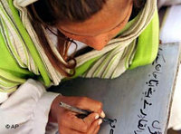 طفلة باكستانية تتعلم الكتابة؛ الصورة: أ ب