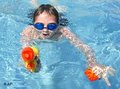 طفل يسبح في حمام سباحة، الصورة: أ ب