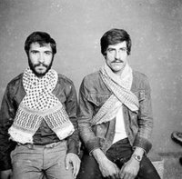 رجلان يضعان الكوفية الفلسطينية، الصورة: المؤسسة العربية للصورة
