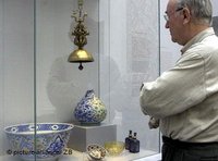 زائر في  المتحف الإسلامي في برلين
