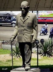 تمثال نجيب محفوظ في القاهرة، الصورة: أ ب
