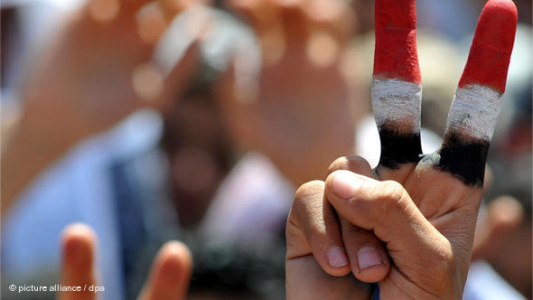 Victory-Zeichen während der Proteste im Jemen; Foto: dpa