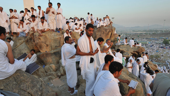Muslim pilgrim on Jebel Rahma, or the Mountain of Mercy, near Arafat in Saudi Arabia in 2013 (photo: picture-alliance/dpa)