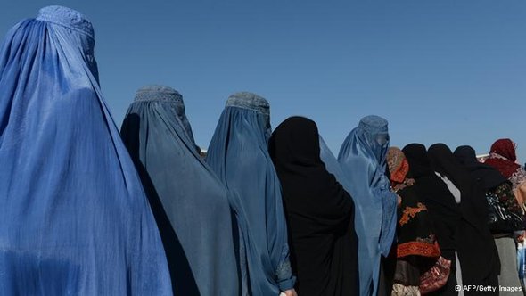 Afghanische Frauen in einer Schlange; Foto: ©AFP/Getty Images
