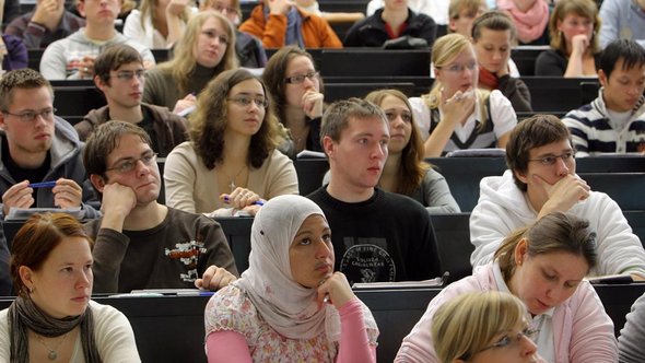 Muslimische Studentin während einer Vorlesung an der der Martin-Luther-Universität in Halle; Foto: dpa