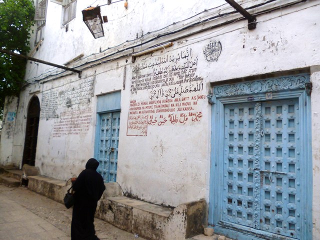 Koransuren an einer Madrasa in Stone Town