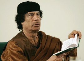 Muammar al-Gaddafi liest aus dem Grünen Buch; Foto: AP