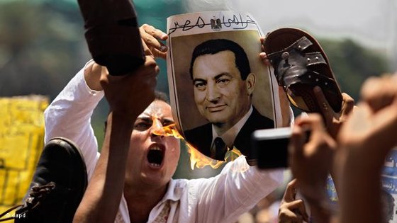 Blanke Wut: Mann verbrennt Porträt des Ex-Präsidenten Mubarak...; Foto: dapd