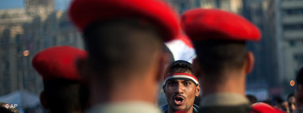 Schrei nach Freiheit: Bei den Massenprotesten am 25. Januar 2011 standen zehntausende Ägypter 30.000 Polizisten und Sicherheitskräften gegenüber; Foto: AP
