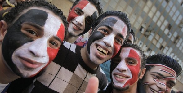 Ägyptische Jugend auf den Straßen von Kairo: Neben Wut und Ärgernis gibt es auch freudige Emotionen unter den jugendlichen Anti-Mubarak-Demonstranten; Foto: AP