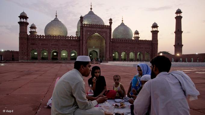 Das Fastenbrechen „Iftar“ beginnt im Ramadan, dem neunten Monat des islamischen Mondkalenders, bei Sonnenuntergang. Pakistanische Familie beim Iftar; Foto: dapd