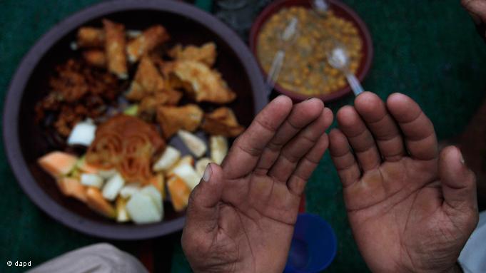 Zum ''Iftar'' hat jedes Land seine eigenen Essgewohnheiten. In Pakistan beispielsweise wird mit Datteln, Pakora, Choley und Chutney das Fasten gebrochen. Vor dem Fastenbrechen wird ein kurzes Gebet gesprochen; Foto: dapd