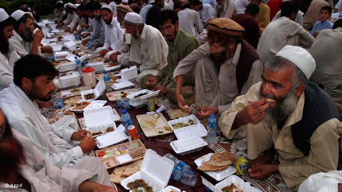 Iftar-Speisung für arbeitslose Männer in Afghanistan. Als einer der fünf Säulen des Islam ist das Fasten neben dem Glaubensbekenntnis, dem tägliche Gebet, der Pilgerfahrt nach Mekka und das Geben von Almosen ein fester Bestandteil des Glaubens; Foto: