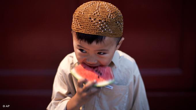 Kinder, wie dieser Junge, der zur chinesischen Hui-Minderheit gehört, müssen nicht fasten. Auch Schwangere und Kranke sind vom Fasten ausgenommen; Foto: AP