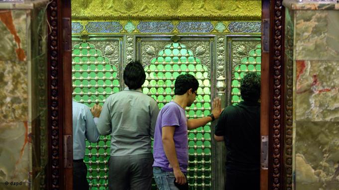 Viele Gläubige besuchen in diesem Monat vermehrt heilige Schreine, um ihre Wünsche und Gebete zu äußern. Schiitische Iraner berühren das Grab des Saleh in seinem Mausoleum nördlich der Hauptstadt Teheran; Foto: dapd
