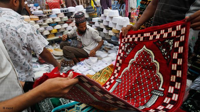 Während des Ramadan steigen die Ausgaben gewaltig. Viele Menschen kaufen nicht nur Essen, sondern auch Gebetsteppiche und weitere religiöse Artikel. Markt in Bangladesh; Foto: dapd