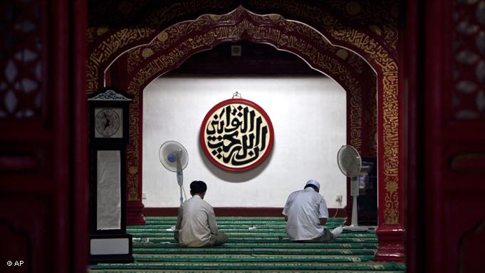 In China leben etwa 22 Millionen Muslime der Hui- und Uiguren-Minderheit. Viele von ihnen fasten in diesem Monat. In dieser chinesischen Moschee in Beijing lesen zwei Hui-Muslime den Koran; Foto: AP