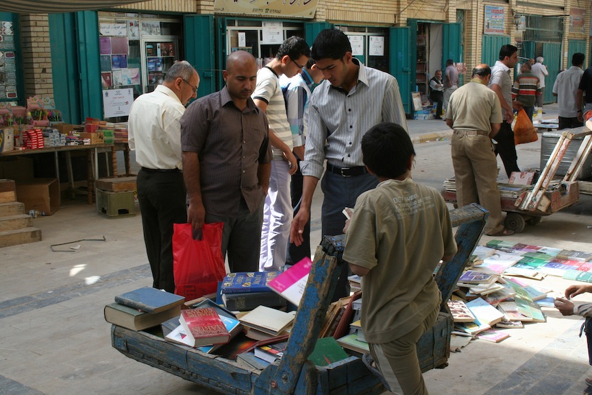 Jeden Freitag laden die Rufe der Verkäufer die Besucher zu ihren Büchern ein, die für dreißig Jahre unter der Baath-Herrschaft verboten waren; Foto: Munaf al-Saidy