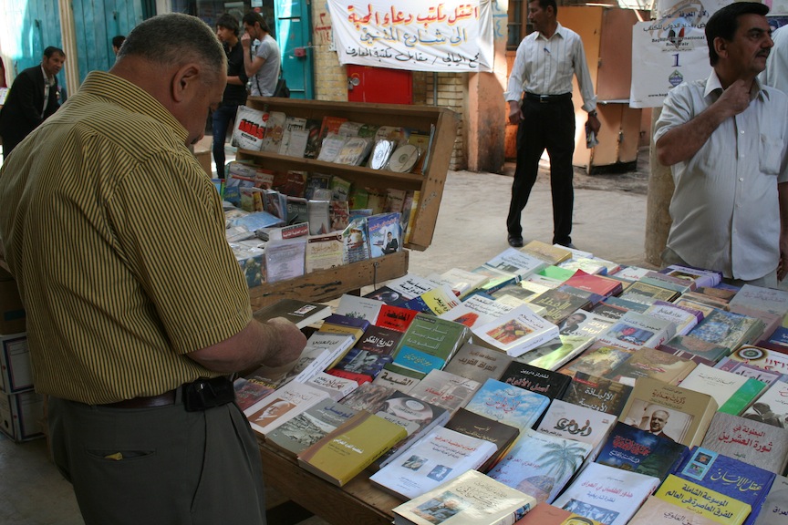 Nach dem Sturz des Baath-Regimes 2003 blühte die Al-Mutanabbi-Straße wieder auf. In jeder Ecke sind auch neue Bücher zu finden, die sich nicht nur mit der Baath-Ära auseinandersetzen, sondern auch mit Werken irakischer Schriftsteller; Foto: Munaf al-S