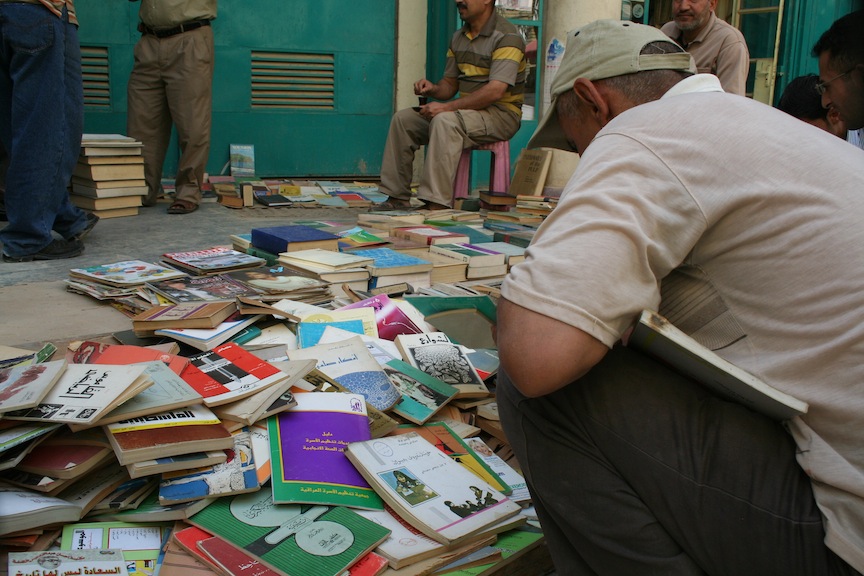 Die angebotenen Bücher sind so verschiedenartig wie die irakische Bevölkerung selbst: Bücher über Literatur im Irak und im Mittleren Osten, Geschichte, politische Theorien, religiöse Traktate, technische Bücher, Kinderbücher und Comics; Foto: Munaf