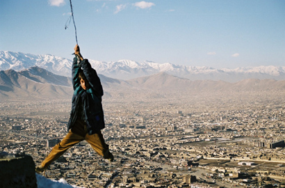 Junge beim Turnen "über den Dächern von Kabul"