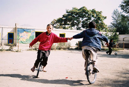 Junge Einradfahrer