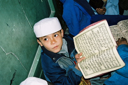 Junge liest den Koran