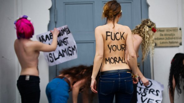 F......YOUR MORALS: Aktivistinnen der Frauenrechtsgruppe Femen protestieren am 4. April 2013 vor einer Berliner Moschee; Foto: dpa/picture-alliance