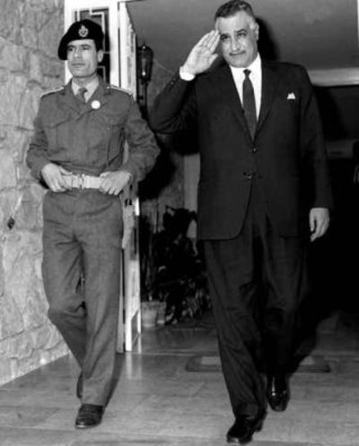 معمر القذافي في القاهرة سنة 1969 مع الرئيس المصري الراحل جمال عبد الناصر.