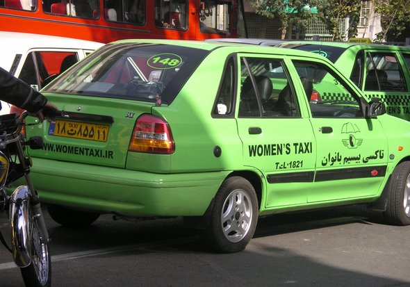 Frauentaxi in Teheran; Foto: Arian Fariborz