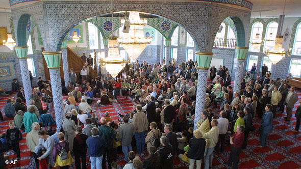 يوم المسجد المفتوح يعرًف غير المسلمين بطقوس الإسلام