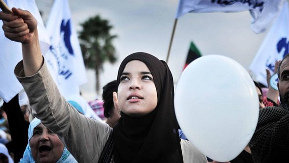 Anhängerin der islamistischen Ennahda in Tunesien; Foto: picture-alliance/dpa
