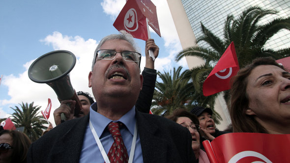 Habib Kazdaghli, Dekan und Professor für Geschichte an der Universität La Manouba während einer Demonstration gegen salafistische Gewalt in Tunis; Foto: picture-alliance/dpa