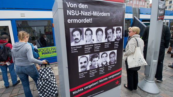 Ein Plakat der NSU-Opfer in Rostock; Foto: dpa/picture-alliance