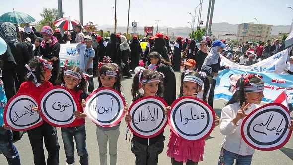 Women and children demonstrating against violence in Yemen (photo: Saeed Alsofi/DW)